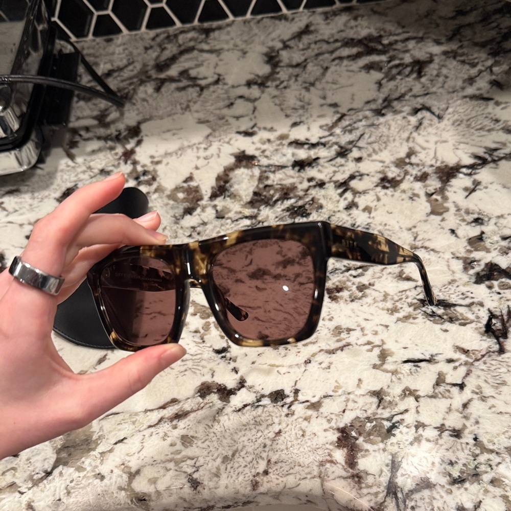 Diff Eyewear Easton Tortoise Frame Sunglasses Wit… - image 5